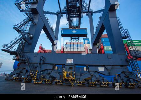 Odessa, Ukraine SIRCA 2018: Containerschiff im Hafen am Containerterminal. Schiffe von Containerschiffen stehen im Terminal des Hafens auf Be- und Entladen Stockfoto