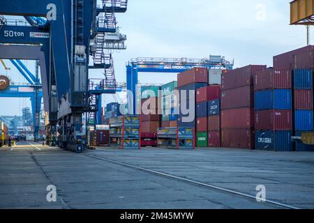 Odessa, Ukraine SIRCA 2018: Containerstapel im industriellen Seehafen Stockfoto