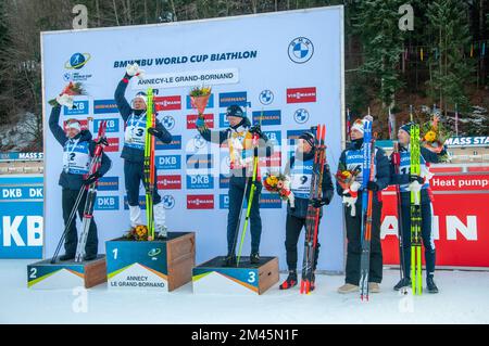 Bornand, Frankreich - 18. Dezember 2022, Podium bei der BMW IBU Weltmeisterschaft 2022, Annecy - Le Grand-Bornand, Men's 15 km Mass Start, am 18. Dezember 2022 in Le Grand-Bornand, Frankreich - Foto: Florian Frison/DPPI/LiveMedia Stockfoto