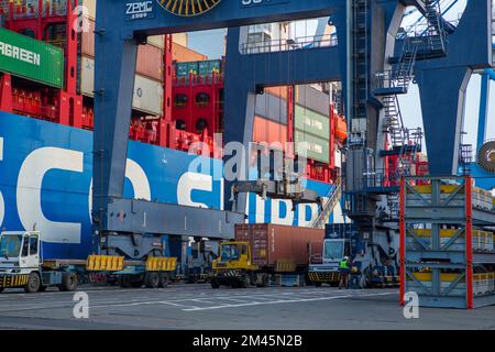 Odessa, Ukraine SIRCA 2018: Containerschiff im Hafen am Containerterminal. Schiffe von Containerschiffen stehen im Terminal des Hafens auf Be- und Entladen Stockfoto