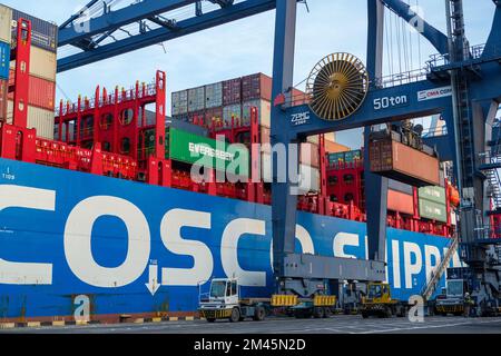 Odessa, Ukraine SIRCA 2018: Containerschiff im Hafen am Containerterminal. Schiffe von Containerschiffen stehen im Terminal des Hafens auf Be- und Entladen Stockfoto