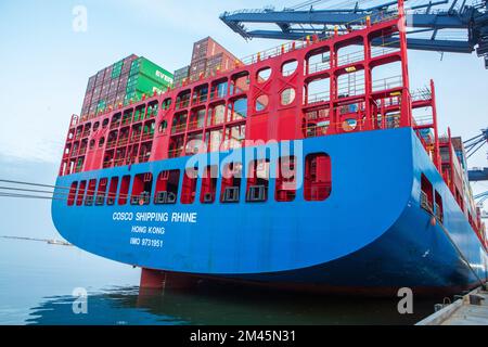 Odessa, Ukraine SIRCA 2018: Containerschiff im Hafen am Containerterminal. Schiffe von Containerschiffen stehen im Terminal des Hafens auf Be- und Entladen Stockfoto