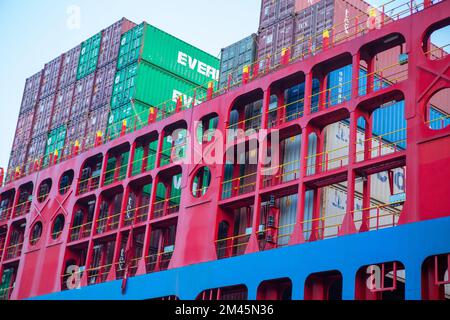 Odessa, Ukraine SIRCA 2018: Containerschiff im Hafen am Containerterminal. Schiffe von Containerschiffen stehen im Terminal des Hafens auf Be- und Entladen Stockfoto