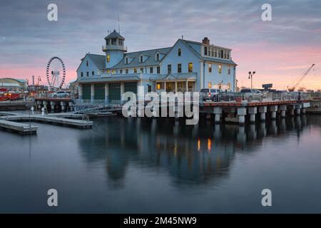 Chicago Marine Safety Station am Lake Michigan bei Sonnenaufgang. Stockfoto