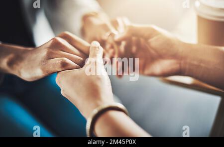 Nimm meine Hand und rede mit mir. Nahaufnahme von zwei Frauen, die Händchen halten. Stockfoto