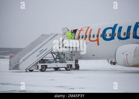 Odessa, Ukraine - CIRCA 2018: Passagierflugzeug Fliegen Sie im Winter im Schneesturm in Dubai am Flughafen. Fluggäste im Winter während Schneesturm im Flugzeug landen. M Stockfoto