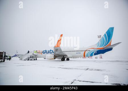 Odessa, Ukraine - CIRCA 2018: Passagierflugzeug Fliegen Sie im Winter im Schneesturm in Dubai am Flughafen. Fluggäste im Winter während Schneesturm im Flugzeug landen. M Stockfoto