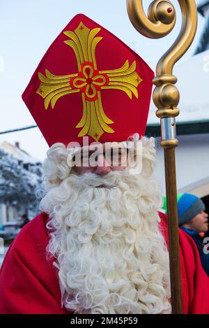 Altoetting, Deutschland-Dezember 17,2022: Ein Mann verkleidet als St. Nicholas posiert für ein Foto. Stockfoto