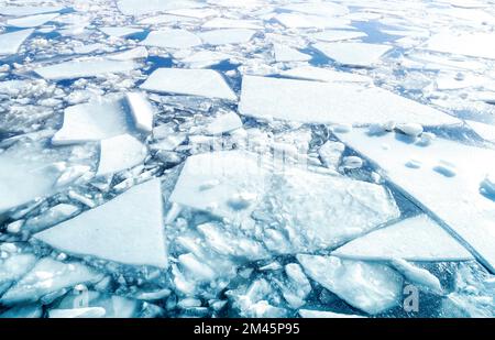 Atemberaubende Landschaft mit Eisscholle, Eisflucht auf der Wasseroberfläche Stockfoto