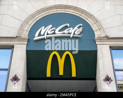 MINSK - JULI 29: Außenansicht des McDonalds Restaurants mit gelbem M-Logo in Minsk, am 29. Juli. 2021 in Weißrussland Stockfoto