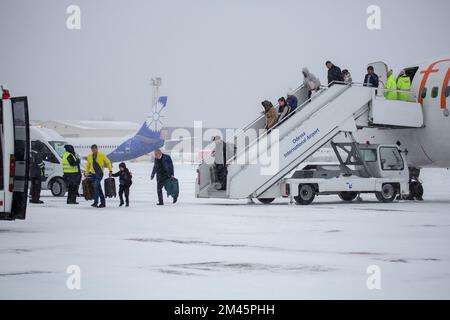 Odessa, Ukraine - CIRCA 2018: Passagierflugzeug Fliegen Sie im Winter im Schneesturm in Dubai am Flughafen. Fluggäste im Winter während Schneesturm im Flugzeug landen. M Stockfoto