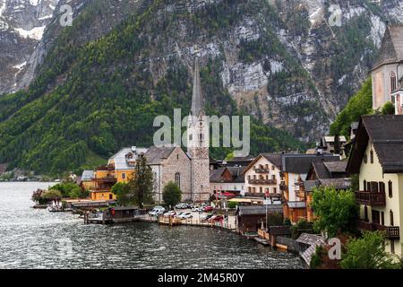 HALLSTATT, ÖSTERREICH - 18. MAI 2019: Das ist ein Blick auf die kleine Stadt am Ufer des Hallstattersees im Salzkammergut. Stockfoto