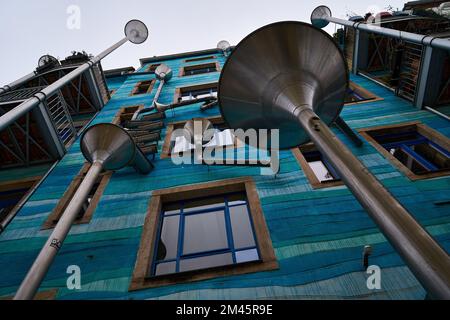 Blaues Haus mit Tuben und Trichtern an der Kunsthofpassage in Dresden. Stockfoto