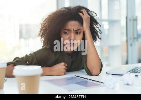 Jede großartige Idee Klang anfangs schlecht, nutzen Sie das Risiko. Eine attraktive junge Frau, die in einer Büroumgebung sitzt und verwirrt aussieht Stockfoto