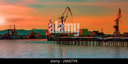 Der Nordhafen an einem klaren Wintertag. Selektiver Fokus. Petropawlowsk-Kamtschatski Stadt, Kamtschatka, Russland Stockfoto