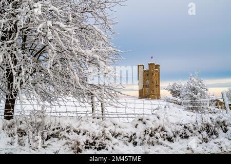 Broadway Tower im frühen Winter Schnee entlang der cotswold Way. Broadway, Cotswolds, Worcestershire, England Stockfoto