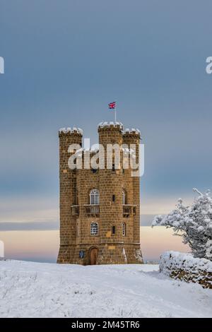 Broadway Tower im frühen Winter Schnee entlang der cotswold Way. Broadway, Cotswolds, Worcestershire, England Stockfoto