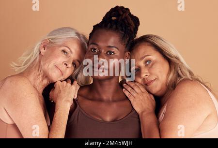 Hautpflege, Vielfalt und Gruppe reifer Frauen mit natürlichem Körper, gesunder und glühender Haut im Studio. Beauty, Spa und Porträt älterer weiblicher Models Stockfoto