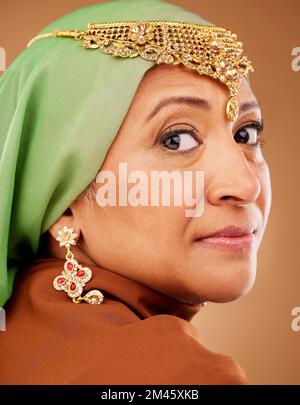Reife muslimische Frau, Gesicht oder modischer Hijab mit Studiohintergrund mit traditionellem Schmuck, Religionsschmuck oder trendigen Accessoires. Zoom, Hochformat oder Stockfoto
