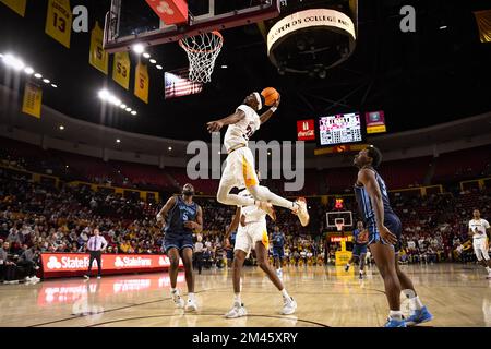 Arizona State Guard Devan Cambridge (35) taucht den Ball in der zweiten Hälfte des NCAA-Basketballspiels gegen die University of San Diego in Tempe, Arizo, ein Stockfoto