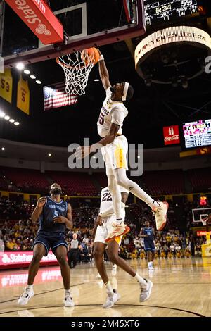 Arizona State Guard Devan Cambridge (35) taucht den Ball in der zweiten Hälfte des NCAA-Basketballspiels gegen die University of San Diego in Tempe, Arizo, ein Stockfoto