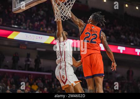 Auburn Tigers Guard Allen Flanigan (22) versucht, während eines NCAA-Basketballspiels auf S die südkalifornische Trojanerin Reese Dixon-Waters (2) zu blockieren Stockfoto