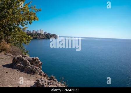 Antalya Küste und Häuser. Es gibt ein Tourboot im Meer Stockfoto