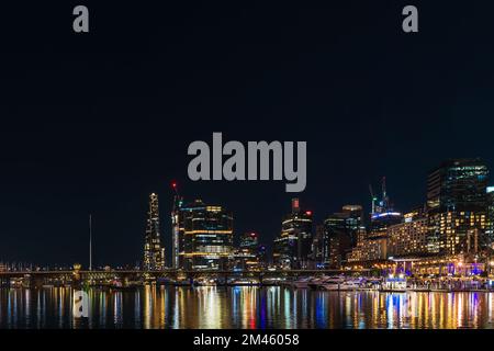 Sydney, Australien - 16. April 2022: Darling Harbour in Richtung King Street Wharf und Crown Sydney Hotel bei Nacht Stockfoto