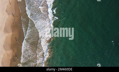 Luftaufnahme eines smaragdgrünen Meeres und großer schäumender Wellen. Dikwella Strand. Stockfoto