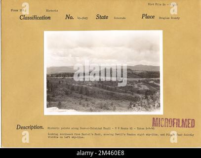 Vom Daniel's Park aus nach Südwesten schauen, Devil's Head auf der rechten Sky-Line und Pike's Peak auf der linken Sky-Line schwach sichtbar. Originaltitel: Historische Stätten am Denver Trinidad Trail – USA Route 85 - Nehmen Sie Die 8-4-40. Vom Daniel's Park aus nach Südwesten schauen und Devil's Head auf der rechten Skyline und Pike's Peak auf der linken Skyline schwach sichtbar sehen. Staat: Colorado Ort: Douglas County. Stockfoto