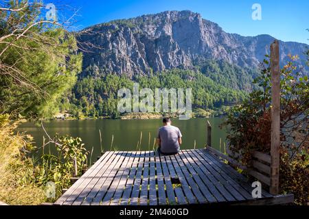 Wunderschöner See am Berghang im Grünen Stockfoto