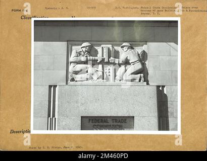 Ruhe über dem Eingang des Apex-Gebäudes. Originalüberschrift: Federal Trade Commission - Frieze über dem Eingang des Apex Building, 7. und Pennsylvania Avenue, N.W. Foto: C. H. Ritter. Bundesstaat: District of Columbia Place: Washington. Stockfoto