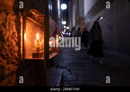 JERUSALEM, ISRAEL - DEZEMBER 18: Hanukkah-Kerzen leuchten am Eingang zu den Häusern während der ersten Nacht des jüdischen Feiertages von Hanukka, manchmal auch als Lichterfest bezeichnet, im jüdischen Viertel der Altstadt am 18. Dezember 2022 in Jerusalem, Israel. Juden auf der ganzen Welt feiern heute den ersten Tag von Hanukkah, dem achttägigen jüdischen Festival. Hanukka oder Chanukah gedenkt dem jüdischen Sieg 165 v. Chr. über die syrisch-griechische Unterdrückung unter der Führung von König Antiochus IV Kredit: Eddie Gerald/Alamy Live News Stockfoto