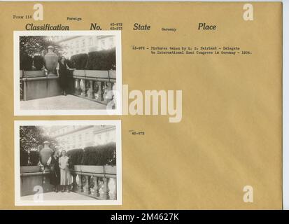 Frauen mit kleinen Bannern, die das Bild von Adolf Hitler tragen. Originalunterschrift: Bilder von Dr. H.S. Fairbank - Delegierter beim International Road Congress in Deutschland - 1934. Land: Deutschland. Stockfoto