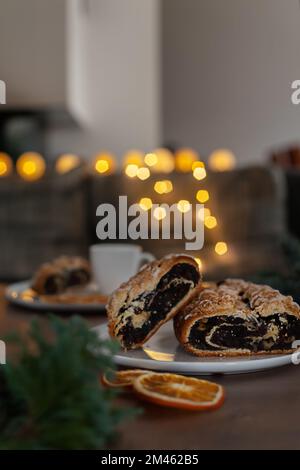 Traditionelle polnische Mohnkuchen, eine Tasse Kaffee, Dessert und Weihnachtsdekoration Stockfoto