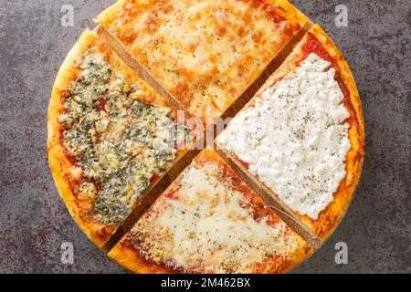 Köstliche italienische Pizza mit vier Käsesorten und Tomatensauce, Gorgonzola, Ricotta, Parmesan und Mozzarella aus nächster Nähe auf einem Holzbrett auf dem Tisch. Horizontal Stockfoto