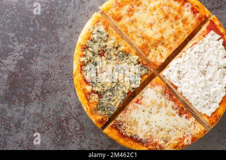 Pizza Quattro formaggi oder vier Käsesorten mit Tomatensoße, Parmesan, Mozzarella, Gorgonzola, Ricotta, als Nahaufnahme auf dem Holzbrett auf dem Tisch. Horizont Stockfoto