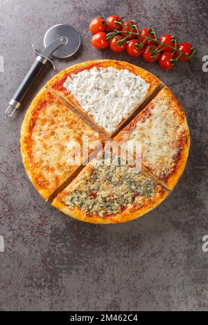 Quattro formaggi ist eine Vielfalt italienischer Pizza, garniert mit einer Kombination aus vier Käsesorten wie Mozzarella, Gorgonzola, Ricotta und Parmesan Stockfoto