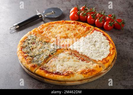 Hausgemachte traditionelle italienische Pizza mit vier Käsesorten und Tomatensauce, Gorgonzola, Ricotta, Parmesan und Mozzarella aus nächster Nähe auf einem Holzbrett auf dem Tisch Stockfoto