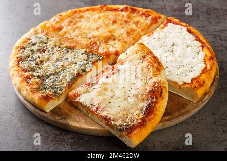 Köstliche italienische Pizza mit vier Käsesorten und Tomatensauce, Gorgonzola, Ricotta, Parmesan und Mozzarella aus nächster Nähe auf einem Holzbrett auf dem Tisch. Horizontal Stockfoto