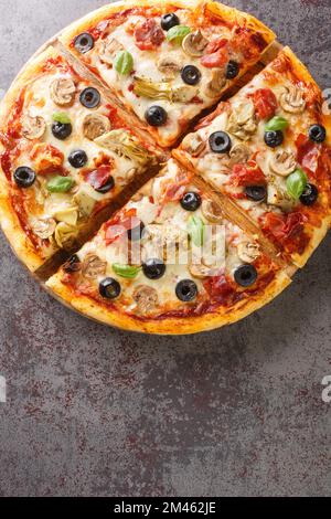 Frische hausgemachte italienische Pizza Capricciosa mit Tomatensauce, Mozzarella-Käse, Schinken, Pilzen, schwarzen Oliven, Artischocken Nahaufnahme Vertikale Draufsicht von Stockfoto