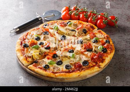 Nahaufnahme der traditionellen Capricciosa im italienischen Restaurant. Vorderansicht. Italienisches Pizza-Konzept. Horizontal Stockfoto