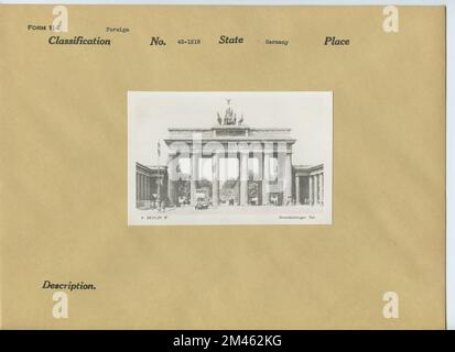 Straßenszene, einschließlich Brandenburger Tor, in Berlin Deutschland. Land: Deutschland. Ort: Berlin. Stockfoto