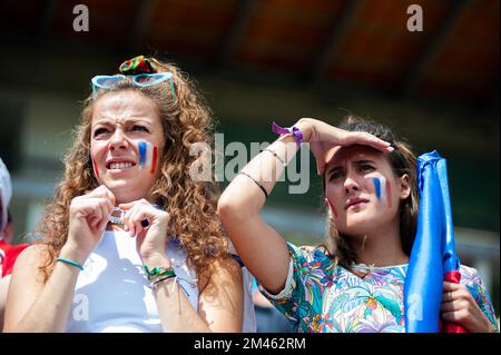 Französische Fans reagieren auf die Live-Übertragung des Finales der FIFA Fußball-Weltmeisterschaft Katar zwischen Argentinien und Frankreich am 18. Dezember 2022 in Bogota, Kolumbien. Stockfoto