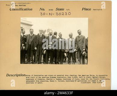 Gruppe von Sekretären und anderen bei der Gedenkstätte für die Baumpflanzung, Pan American Union, im Zusammenhang mit dem Besuch der Pan American Highway Commission. Originalüberschrift: Gruppe von Sekretärinnen und anderen bei Memorial Tree Planting, Pan American Union, im Zusammenhang mit dem Besuch der Pan American Highway Commission, 2. Juni 1924. L-R: Handelsminister Herbert Hoover, Außenminister Charles E. Hughes, Botschafter Dr. Don Honorio Pueyrredon aus Argentinien, Landwirtschaftsminister Henry C. Wallace und Arbeitsminister James J. Davis. Von J. K. Hillers, 2. Juni 1924. Bundesstaat Washington, D.C. Stockfoto