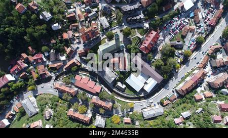 Drohnenansicht von ATV-Quads auf einem unbefestigten Pfad in Wäldern aus der Vogelperspektive. Geländewagen-Team-Club-Enthusiasten, die Spaß auf Landstraßen haben. Stockfoto