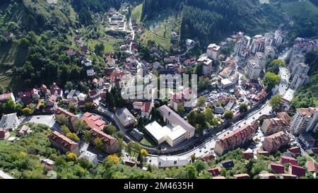 Drohnenansicht von ATV-Quads auf einem unbefestigten Pfad in Wäldern aus der Vogelperspektive. Geländewagen-Team-Club-Enthusiasten, die Spaß auf Landstraßen haben. Stockfoto