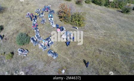 Drohnenansicht von ATV-Quads auf einem unbefestigten Pfad in Wäldern aus der Vogelperspektive. Geländewagen-Team-Club-Enthusiasten, die Spaß auf Landstraßen haben. Stockfoto