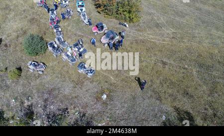 Drohnenansicht von ATV-Quads auf einem unbefestigten Pfad in Wäldern aus der Vogelperspektive. Geländewagen-Team-Club-Enthusiasten, die Spaß auf Landstraßen haben. Stockfoto