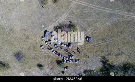 Drohnenansicht von ATV-Quads auf einem unbefestigten Pfad in Wäldern aus der Vogelperspektive. Geländewagen-Team-Club-Enthusiasten, die Spaß auf Landstraßen haben. Stockfoto